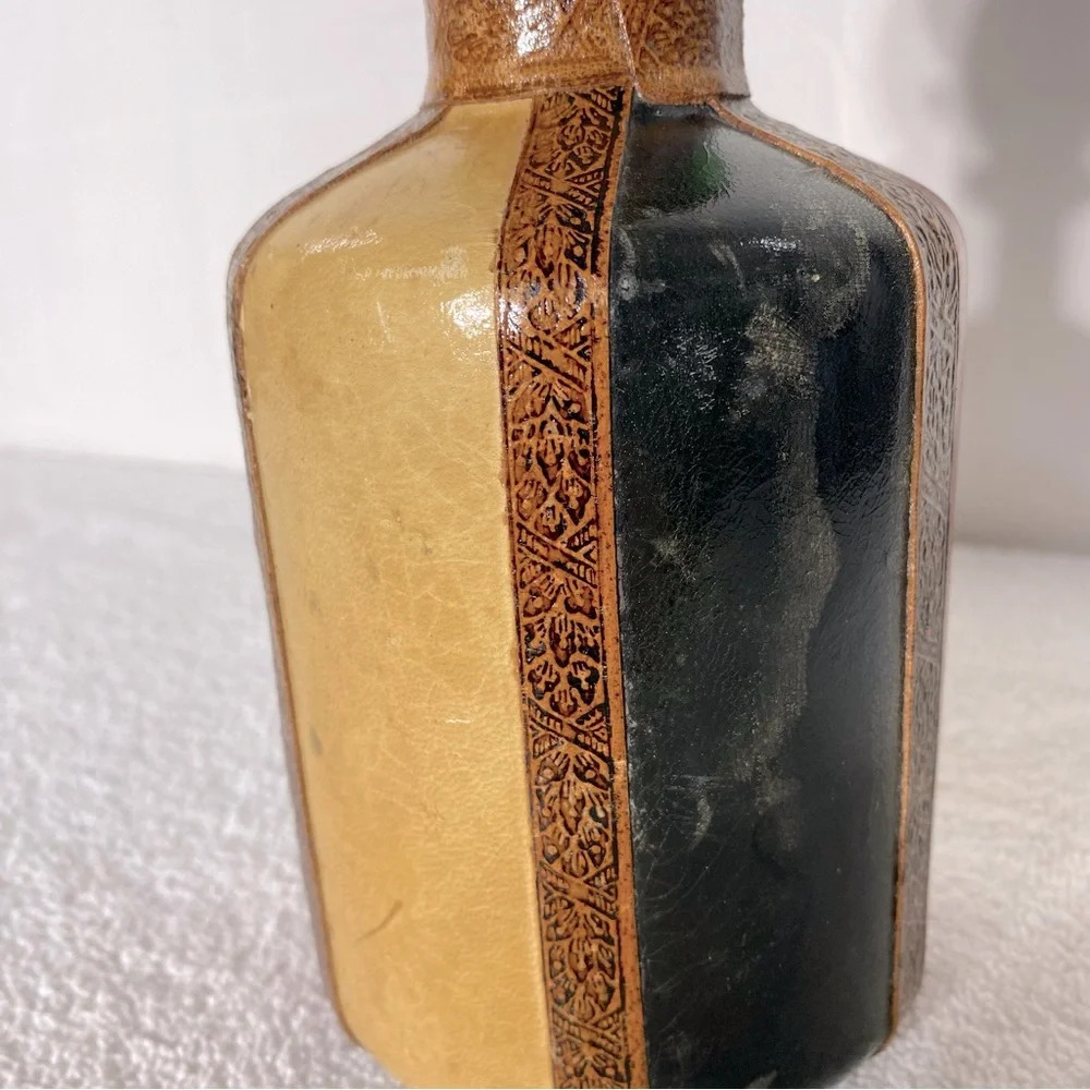Vintage 1950s Italy Leather Wrapped Green Glass Decanter With Wooden Stopper - Picture 9 of 13